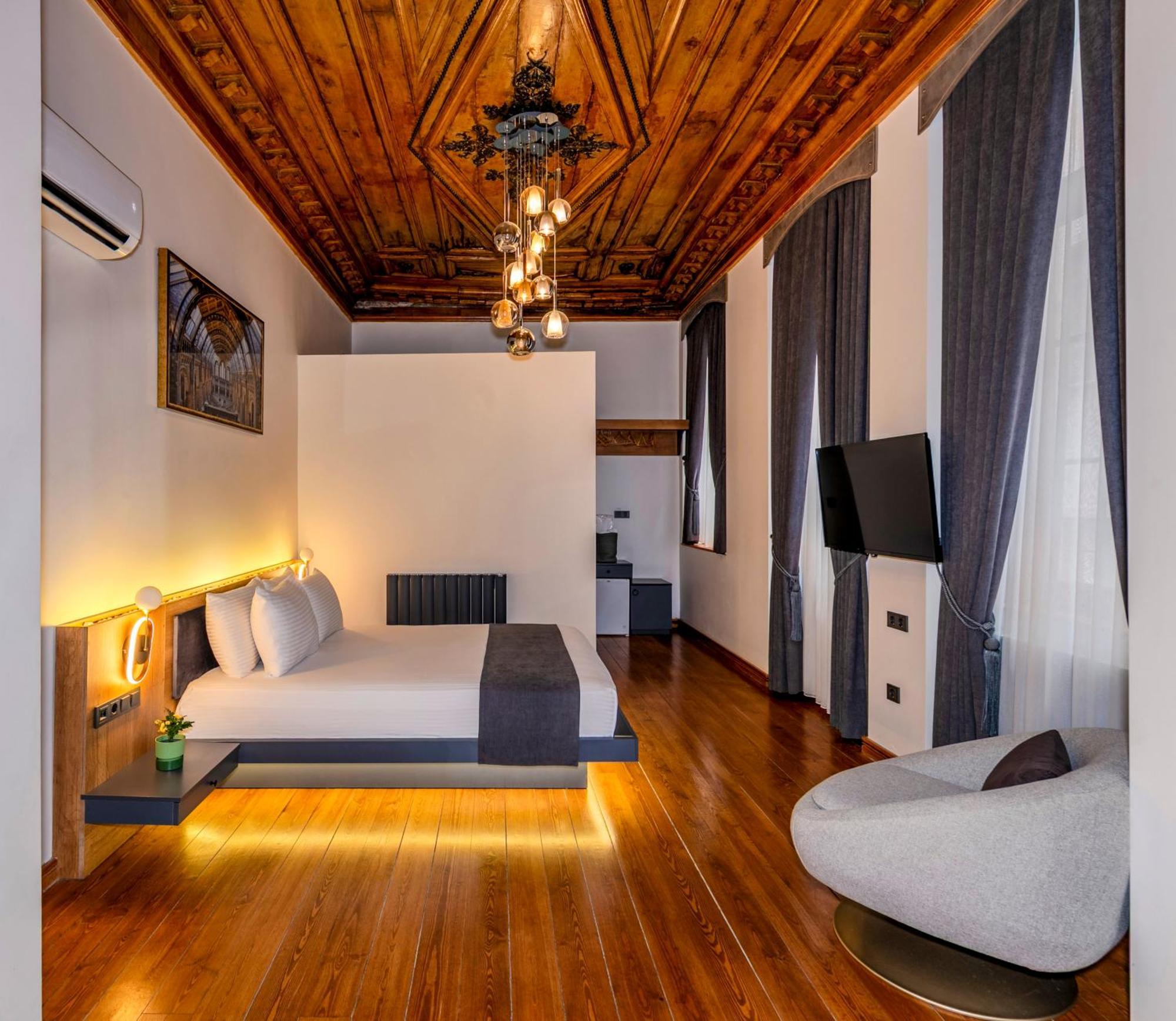 Elmira Pera & - Special Class Istanbul